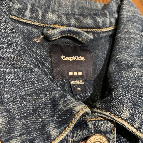 This is a jean jacket that has only worn one to two times! - Picture 4 of 5